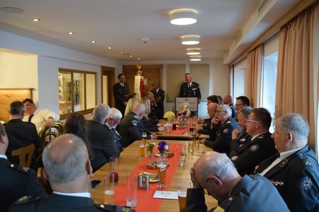 Herbert Wieser hält eine Rede bei der Kommandoübergabe im Lungau unter Anwesenheit zahlreicher Ehrengäste