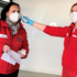 Bezirksstellenkommandantin Katrin Wiesinger bei der Fiebermessung vor der Blutspende mit Rotkreuz-Sanitäterin Vanessa Hufnagl.
