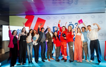 Gruppenfoto aller Gewinner:innen des Ö3-Podcast-Awards