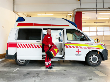 Karl Reindl beim Fahrzeugcheck