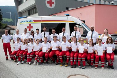  Elf neue Rettungssanitäter:innen haben die Abschlussprüfung bestanden. Gemeinsam mit dem Ausbildungsteam freuen sie sich über ihren erfolgreichen Abschluss.