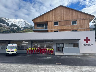 Mitarbeiter:innen der Rotkreuz-Dienststelle Rauris vor ihrem neuen Dienststellengebäude.