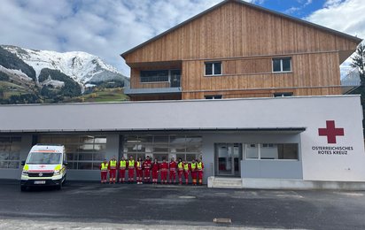 Mitarbeiter:innen der Rotkreuz-Dienststelle Rauris vor ihrem neuen Dienststellengebäude.