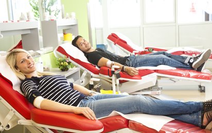Blutspender:innen auf einer Blutspendeliege