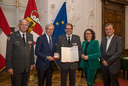 Im Bild: Rotkreuz-Präsident Dr. Werner Aufmesser, Landeshauptmann Wilfried Haslauer, Stefan Mitteregger aus Saalfelden (Pinzgau), Landesrätin Daniela Gutschi, Landesrat Christian Pewny.