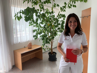 Bezirkspflegedienstleiterin Birgit Kaser im Büro des Roten Kreuzes Eferding