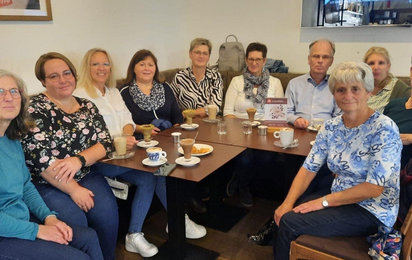 Das Bild zeigt das Team der Krisenintervention der Rotkreuz-Bezirksstelle Waidhofen/Thaya bei ihrem jährlichen Treffen rund um einen Tisch in einem Kaffeehaus.