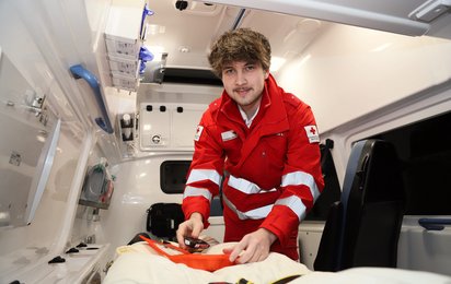 Lukas Hofmarcher engagiert sich seit seinem Zivildienst als Rettungssanitäter im OÖ. Roten Kreuz.