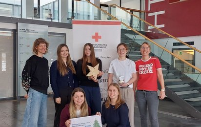 Gruppenfoto in der HTL Saalfelden. Von links nach rechts:Manuela Waltl, verantwortliche Lehrerin der Weihnachtsaktion, Janina, Jessy, Alexandra, Lilly und Annalena (Schülerinnen der HTL Saalfelden) sowie Andrea Neuhofer (operative Leiterin Jugendrotkreuz Salzburg)