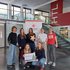 Gruppenfoto in der HTL Saalfelden. Von links nach rechts:Manuela Waltl, verantwortliche Lehrerin der Weihnachtsaktion, Janina, Jessy, Alexandra, Lilly und Annalena (Schülerinnen der HTL Saalfelden) sowie Andrea Neuhofer (operative Leiterin Jugendrotkreuz Salzburg)