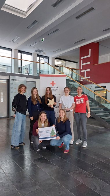 Gruppenfoto in der HTL Saalfelden. Von links nach rechts:Manuela Waltl, verantwortliche Lehrerin der Weihnachtsaktion, Janina, Jessy, Alexandra, Lilly und Annalena (Schülerinnen der HTL Saalfelden) sowie Andrea Neuhofer (operative Leiterin Jugendrotkreuz Salzburg)