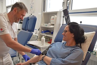 Auch RKV-Direktorin Janine Gozzi spendet Blut - hier im Bild mit Michael Hamel, Leiter des Blutspendedienstes des Roten Kreuzes Vorarlberg.