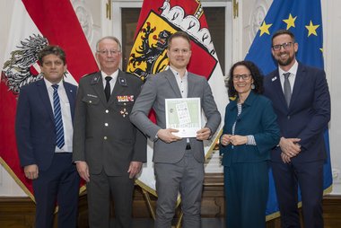 Gruppenaufnahme von Vertreter:innen einer Pongauer Schule, die mit einer Plakette des Projektes "Kids save Lives" ausgezeichnet wurde