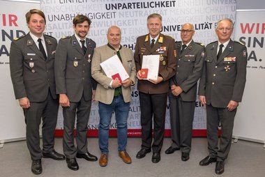 Die Geehrten aus dem Pongau mit Repräsentant:innen des Roten Kreuzes Salzburg: Gerhard Kremser (3. von links), Robert Lottermoser (4. von links)