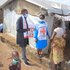 Rotkreuz Mitarbeiter klären in der DR Kongo über Ebola auf