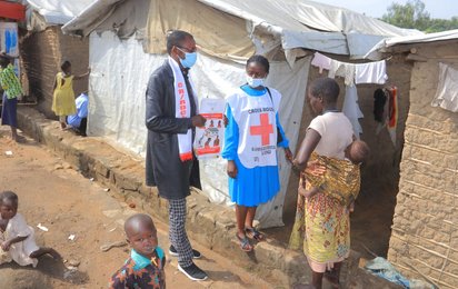 Rotkreuz Mitarbeiter klären in der DR Kongo über Ebola auf