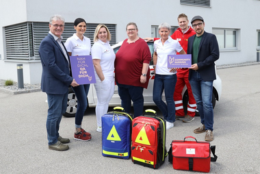 4 Mitarbeiterinnen der Community Nurses Bezirk Eferding mit Bürgermeistern Aschach und Hartkirchen