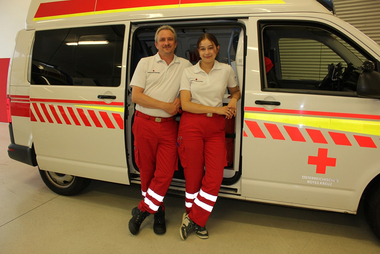 Stefan und Johanna Bauer als Freiwillige im Rettungsdienst an der Ortsstelle Eferding vor Rettungswagen