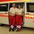 Stefan und Johanna Bauer als Freiwillige im Rettungsdienst an der Ortsstelle Eferding vor Rettungswagen