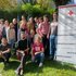 Gruppenfoto der 15 Salzburger Pädagog:innen, die in einem Ausbildungskurs des Jugendrotkreuzes lernten, Erste-Hilfe-Kurse zu leiten. Darüber hinaus sind zwei Mitarbeiterinnen des Jugendrotkreuzes Salzburg zu sehen.