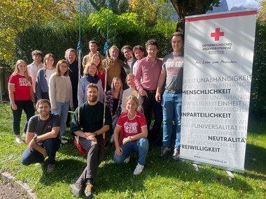 Gruppenfoto der 15 Salzburger Pädagog:innen, die in einem Ausbildungskurs des Jugendrotkreuzes lernten, Erste-Hilfe-Kurse zu leiten. Darüber hinaus sind zwei Mitarbeiterinnen des Jugendrotkreuzes Salzburg zu sehen.