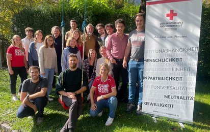 Gruppenfoto der 15 Salzburger Pädagog:innen, die in einem Ausbildungskurs des Jugendrotkreuzes lernten, Erste-Hilfe-Kurse zu leiten. Darüber hinaus sind zwei Mitarbeiterinnen des Jugendrotkreuzes Salzburg zu sehen.
