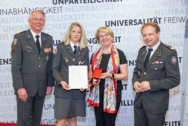 Geehrte mit Repräsentantinnen des Roten Kreuzes Salzburg