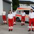 Mitglieder des Ortsausschusses vor dem Rettungsauto