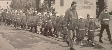 Jugendrotkreuz-Gruppe beim Festmarsch zum Volksfest mit Betreuer
