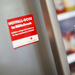 Kühlschrank mit dem Aufkleber "Notfall-Dose"