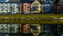 Bunte Häuser, die sich in einem Fluss spiegeln