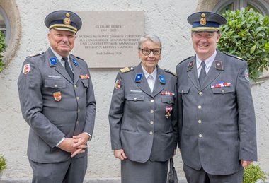 Bert Neuhofer, Ulrike Michl und Martin Huber vor der Gedenktafel