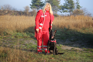 Suchhund mit Hundeführer:in