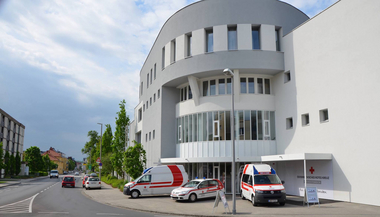 © Felix Gößl Die Bezirks- und Ortsstelle Wels von außen. Ein Haus mit einer großen Rundung im Eingangsbereich und einem kleinen Vorplatz.