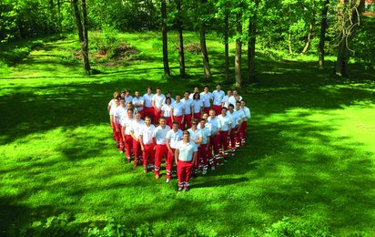 © ÖRK/LV Salzburg/Sebastian Minichmayr Rotkreuz-Mitarbeiter sind in Uniform als Herz positioniert
