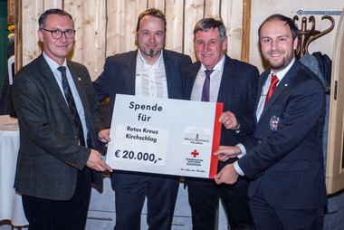 Bezirksstellenleiter BH Dr. Paul Gruber, Ortsstellenleiter Stefan Schipke, Firmeninhaber Gerhard Schipke und Bezirksgeschäftsleiter Peter Haslinger mit dem Spendenscheck