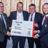 Bezirksstellenleiter BH Dr. Paul Gruber, Ortsstellenleiter Stefan Schipke, Firmeninhaber Gerhard Schipke und Bezirksgeschäftsleiter Peter Haslinger mit dem Spendenscheck