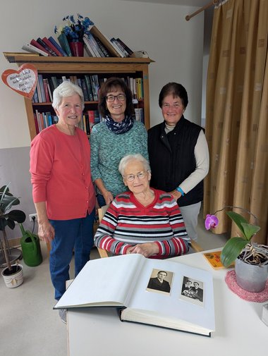 Gruppenfoto das sitzend die Dame zeigt, über die Conny Seeburger ihr Abschlussprojekt gemacht hat. Dahinter stehen drei weitere Damen.