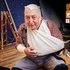 Rudi sitzt mit verbundenem Kopf und Arm mitten in einer Bausstelle.