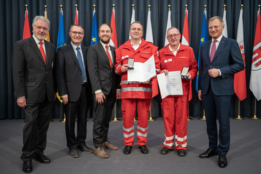 Gruppenbild mit den Geehrten und LH Mag. Thomas Stelzer, RK-Präsident Dr. Aichinger Walter auch RK-Bezirksstellenleiter BH Dr. Paul Gruber und RK-Bezirksgeschäftsleiter Peter Haslinger.
