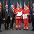 Gruppenbild mit den Geehrten und LH Mag. Thomas Stelzer, RK-Präsident Dr. Aichinger Walter auch RK-Bezirksstellenleiter BH Dr. Paul Gruber und RK-Bezirksgeschäftsleiter Peter Haslinger.