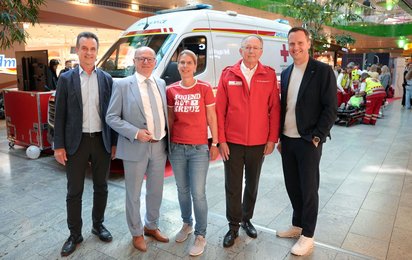 Gruppenfoto im Europark vor Rettungswagen