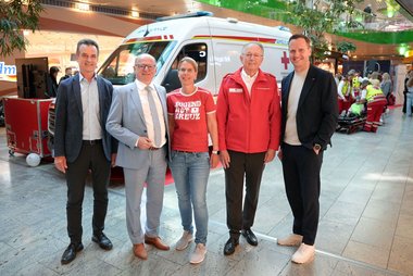 Gruppenfoto im Europark vor Rettungswagen