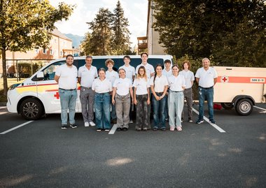 Gruppenfoto der Teilnehmer:innen mit den Ausbildnern.