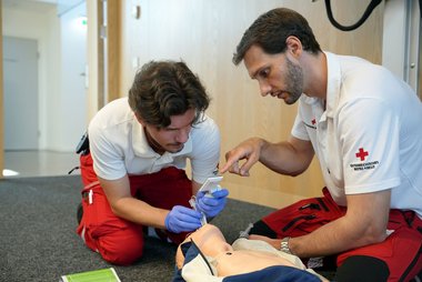 Zwei Sanitäterinnen üben an einer Übungspuppe Beatmungstechniken.