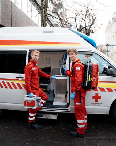 Zivildiener vor dem Roten Kreuz Linz in der Körnerstraße