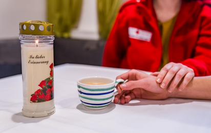 © Paul Sihorsch Mitarbeiterin begleitet Trauernden bei eine Kaffee