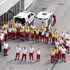 Ein Gruppenfoto mit im Kreis stehenden Rotkreuz-Helferinnen