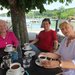 Bewohnerin und Begleiterinnen genießen Kaffee beim Seewirt am Mattsee.