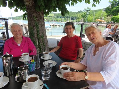 Bewohnerin und Begleiterinnen genießen Kaffee beim Seewirt am Mattsee.